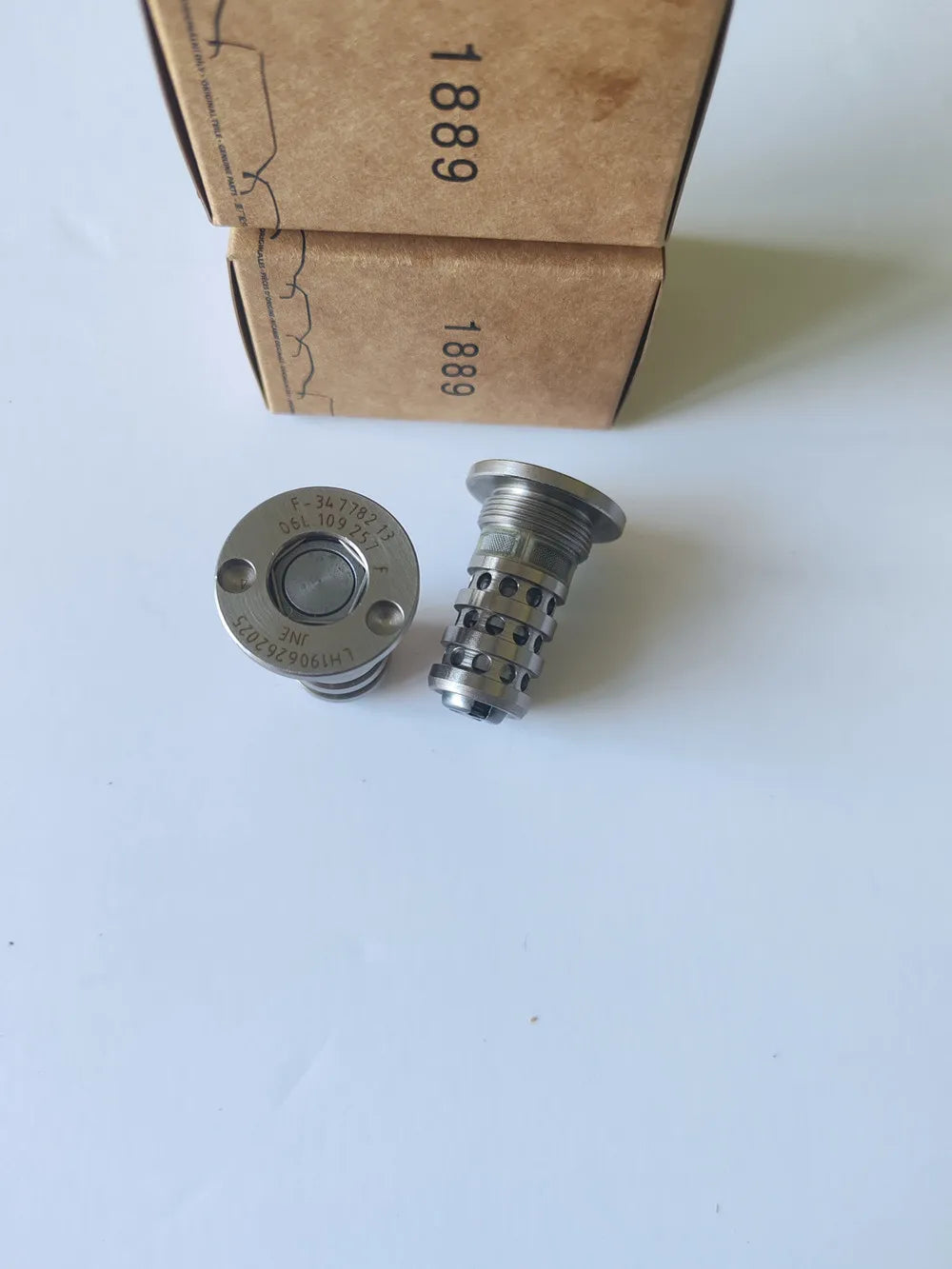 OEM M21 06L109257F 427003710 Engine Camshaft Adjuster Valve Fit For VW Beetle Golf AUDI A3 A4 Skoda Seat EA888 MK3 1.8/2.0TFSI