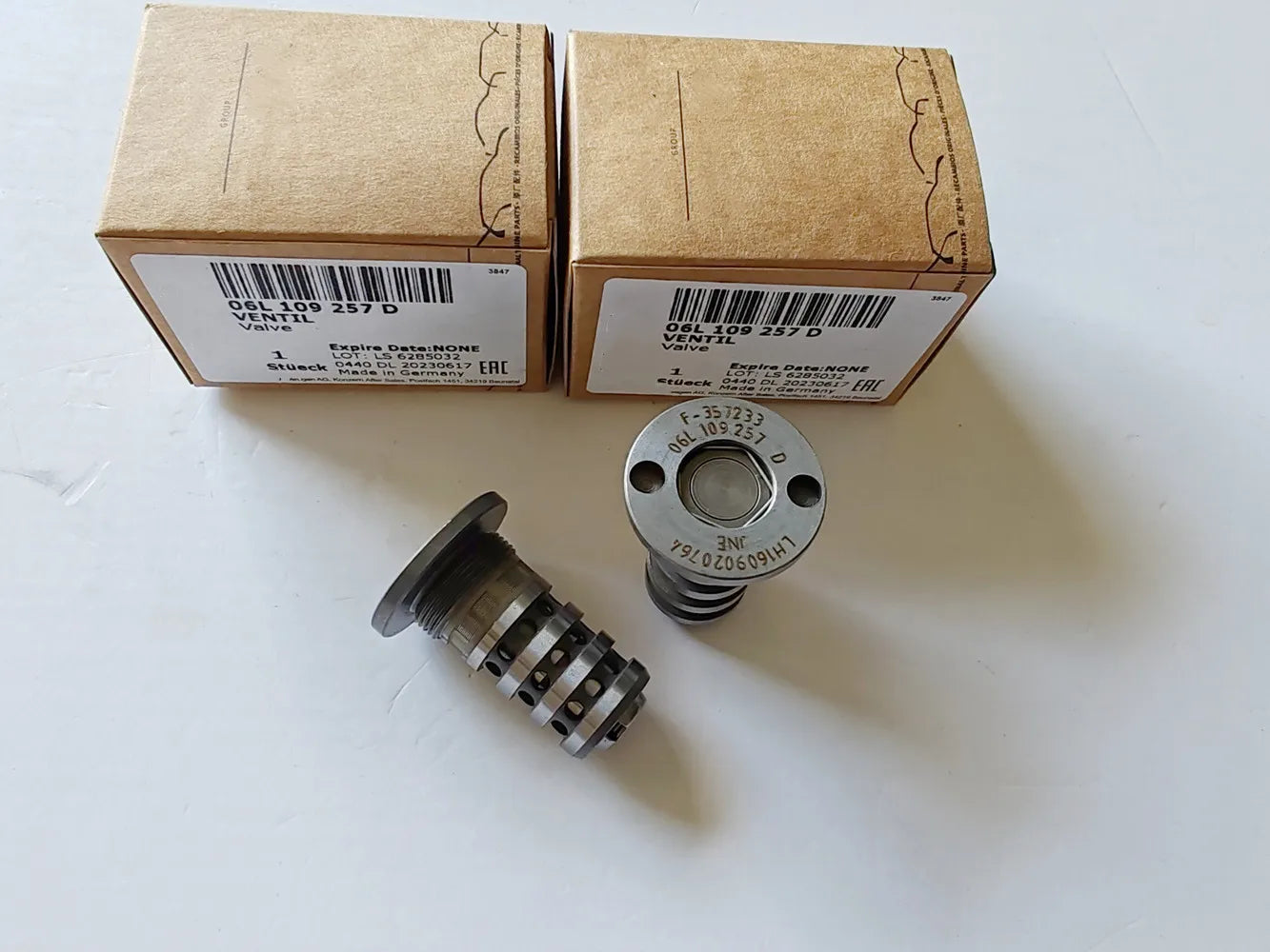 Genuine 20MM Camshaft Timing Control Valve for VW Audi 1.8T DAJB CJSA CJSB CJSC CJEB CYGA Camshaft Adjuster Valve 06L109257D