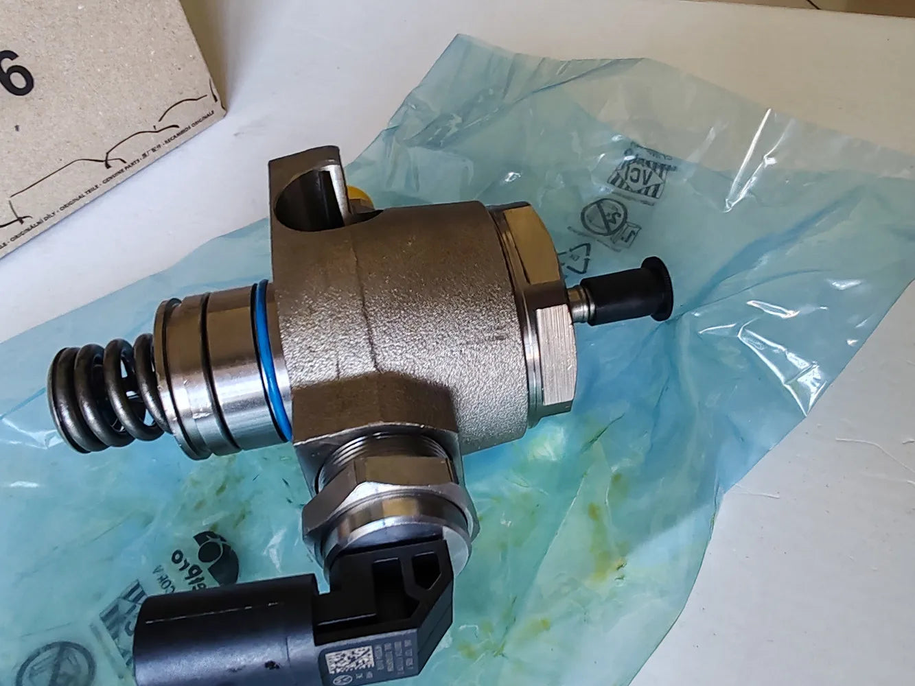 Genuine 06L 127 025 T / 06L127025T High Pressure Fuel Pump For VW GTI MK7 AUDI A3 A4 S3 Q5 8V 2.0T CHHB CULC CNCD CNTC CXCB CXDA