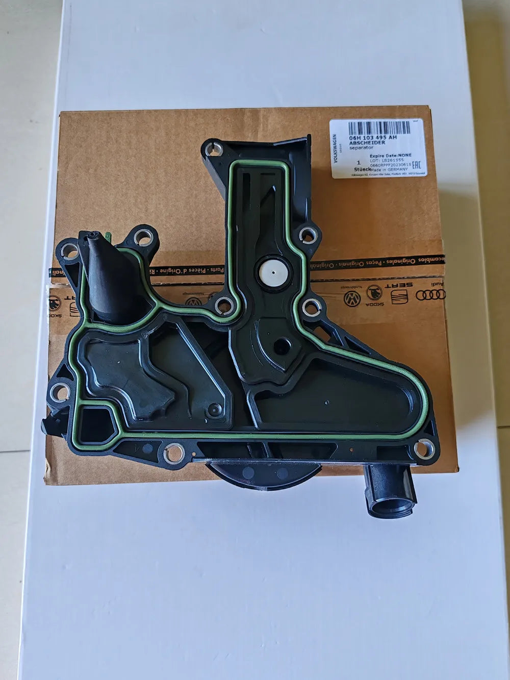 06H103495E, 06H103495A, 06H103495AC, 06H103495AB Engine Oil Separator PCV Valve 06H103495AH OEM for Audi Q3 A4 Q5 VW Tiguan 2.0L