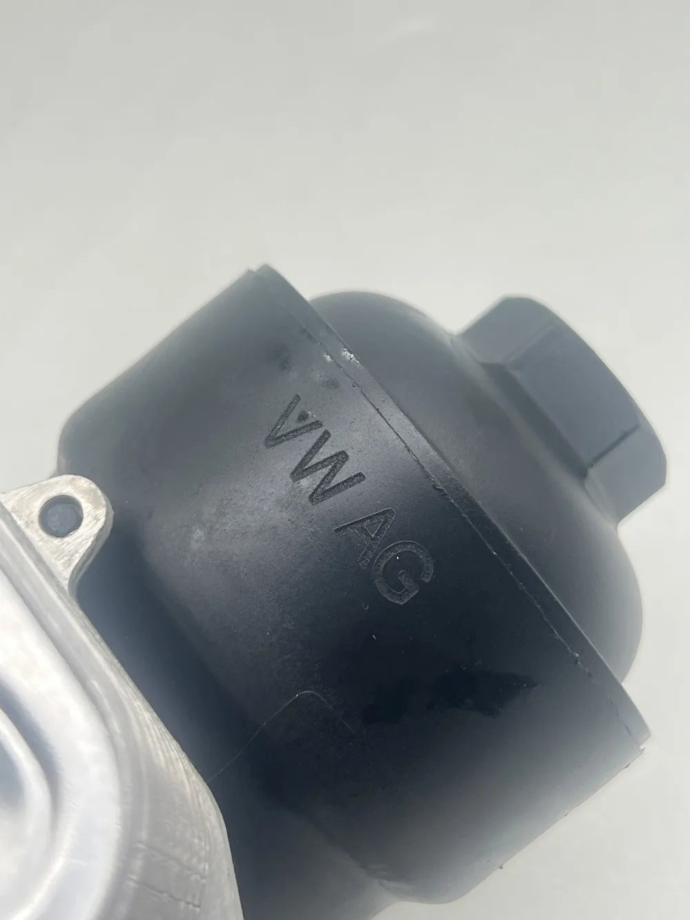 Genuine New 03L115389C 03L115389G 03L115389H Oil Filter w/ cooler housing for Volkswagen Passat 1.6 TDI 2.0 TDi 2012 2013 2014