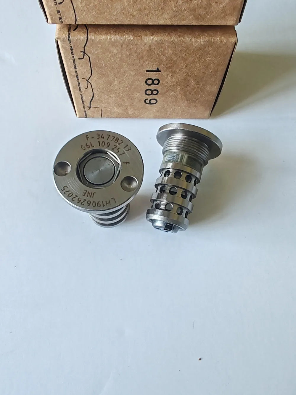 OEM M21 06L109257F 427003710 Engine Camshaft Adjuster Valve Fit For VW Beetle Golf AUDI A3 A4 Skoda Seat EA888 MK3 1.8/2.0TFSI