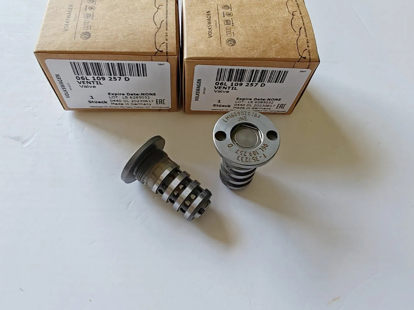 Genuine 20MM Camshaft Timing Control Valve for VW Audi 1.8T DAJB CJSA CJSB CJSC CJEB CYGA Camshaft Adjuster Valve 06L109257D