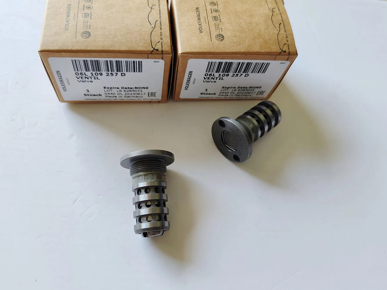 Genuine 20MM Camshaft Timing Control Valve for VW Audi 1.8T DAJB CJSA CJSB CJSC CJEB CYGA Camshaft Adjuster Valve 06L109257D